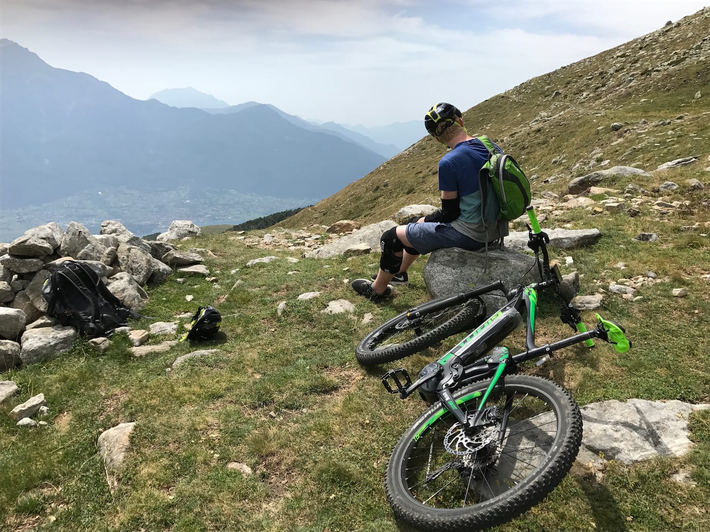 Syklist tar en pause med terrengsykkelen på en fjelleng