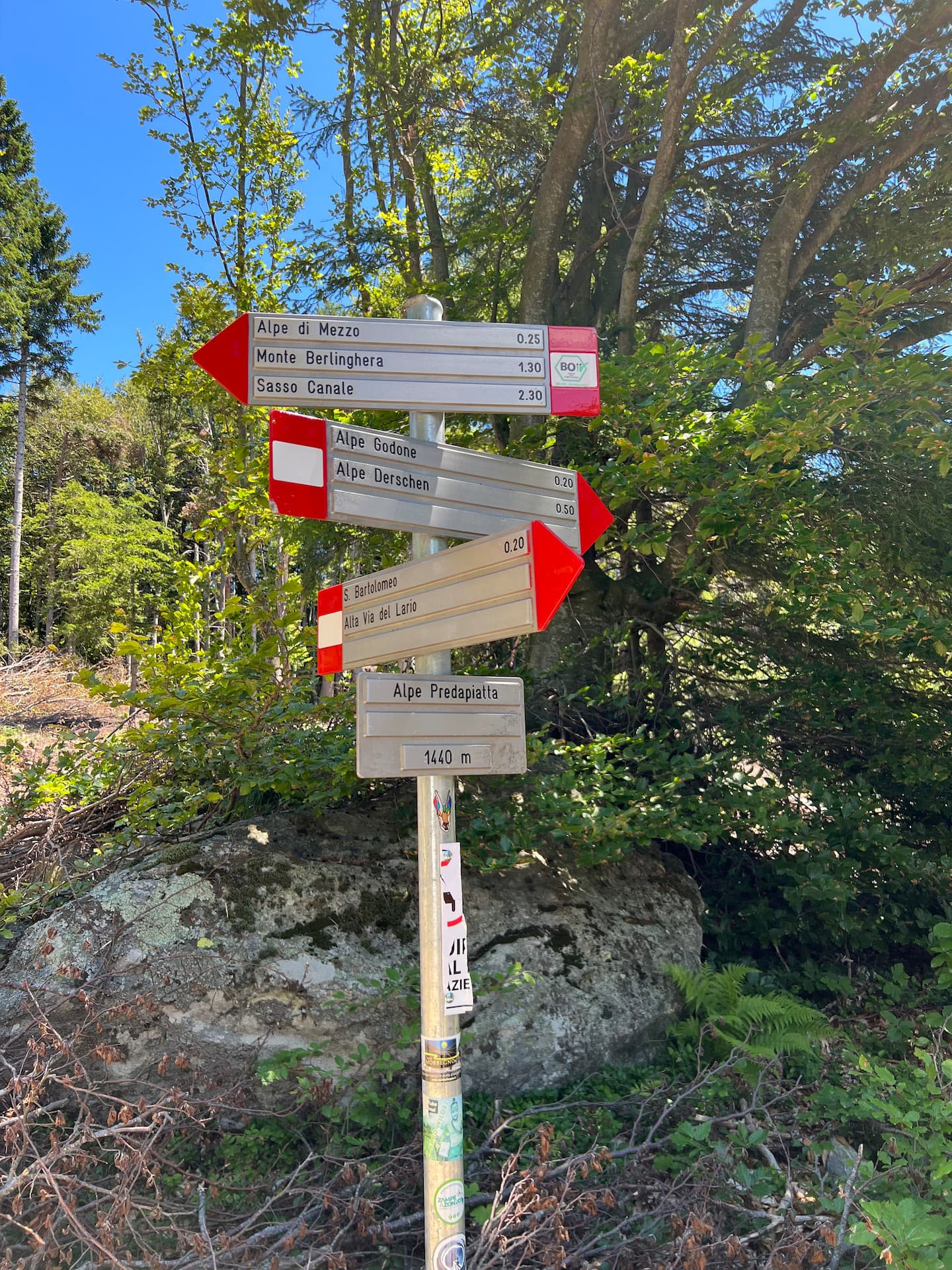 Røde og hvite turskilt ved en sti i skogen