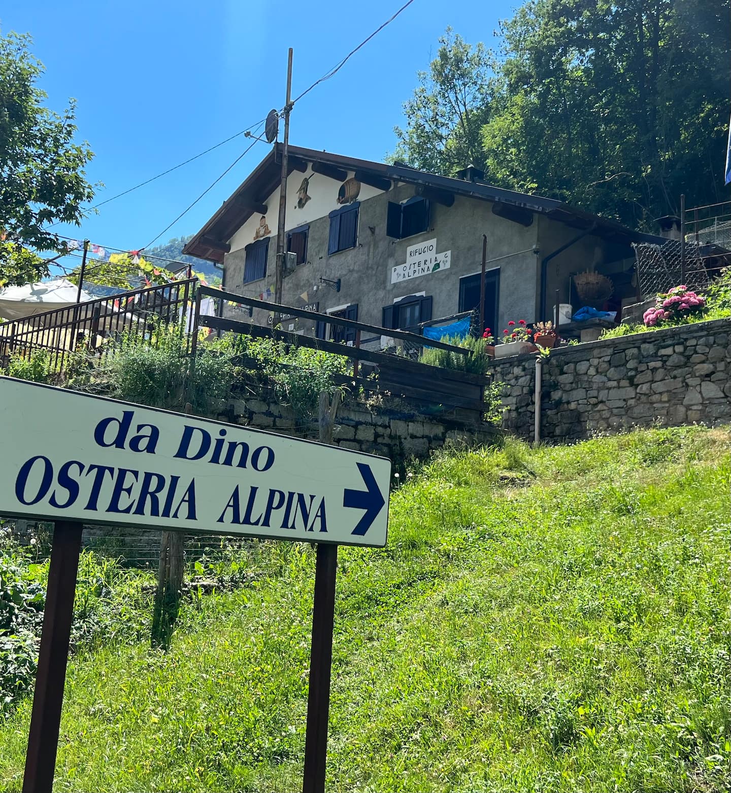 Skilt til en liten osteria i fjellet