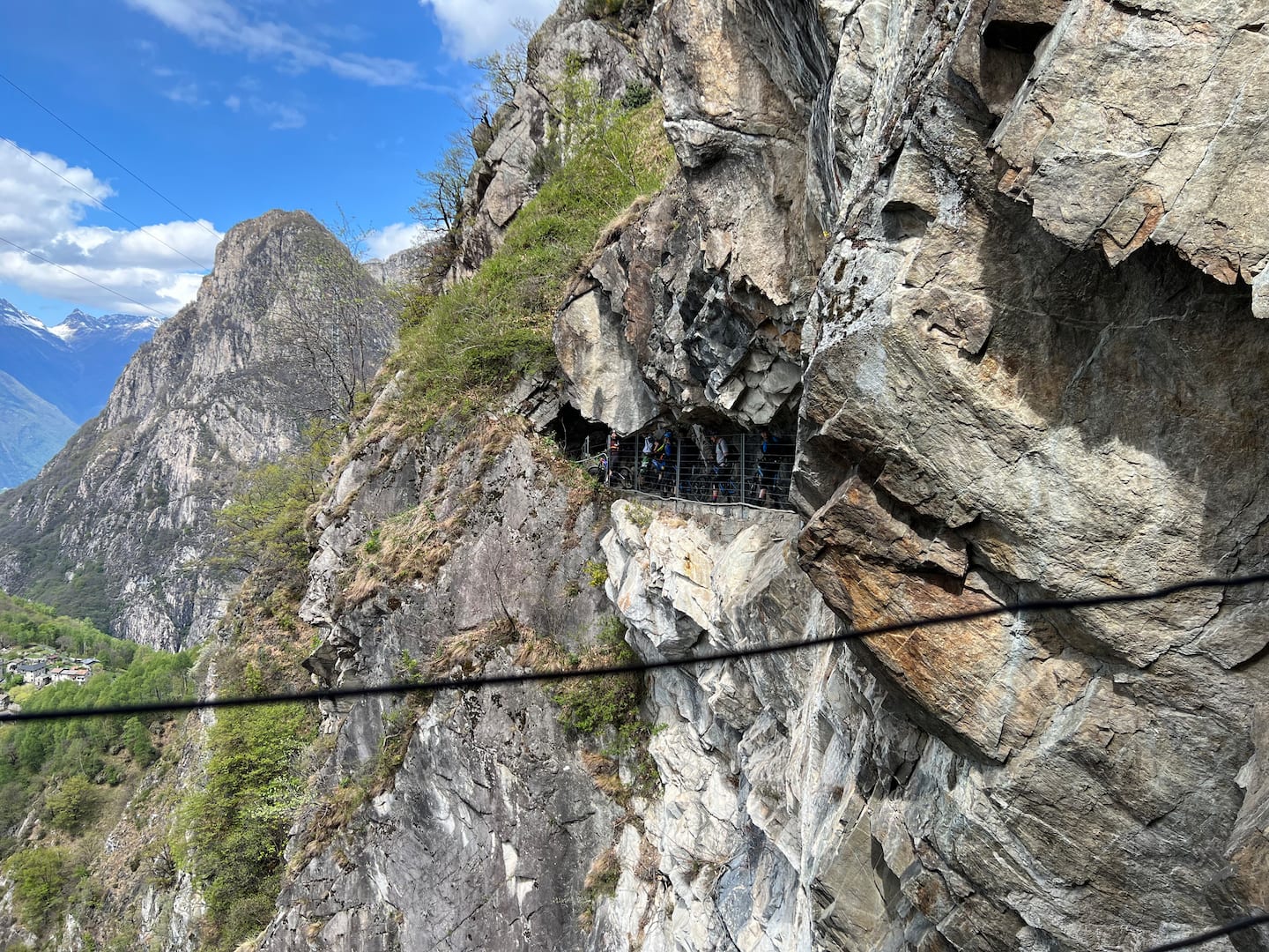 Smal sti med tunnel gjennom en bratt fjellvegg