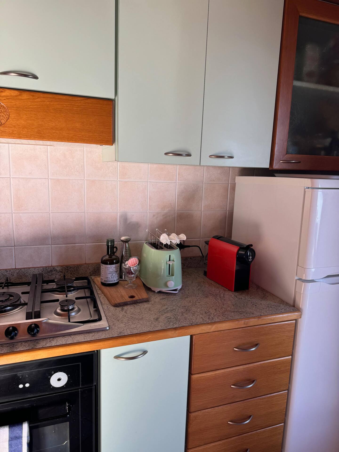 Kjøkken med gasskomfyr og espressomaskin